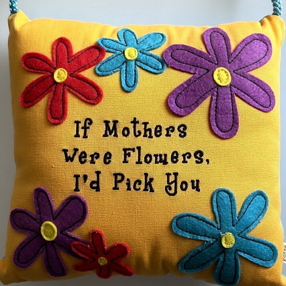 MOTHERS  HANGING PILLOW DÉCOR